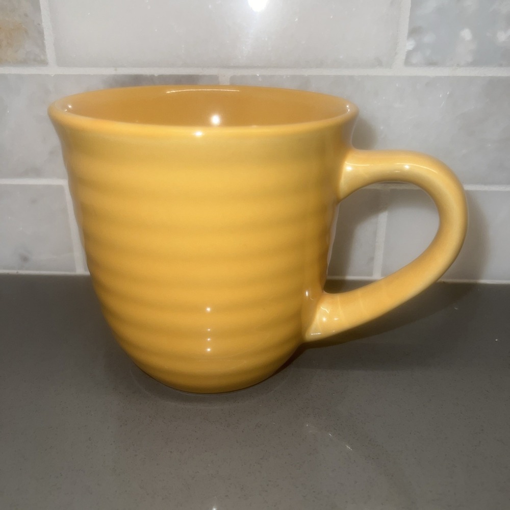 Home Trends HTS16 Ribbed Gold Mug EUC
